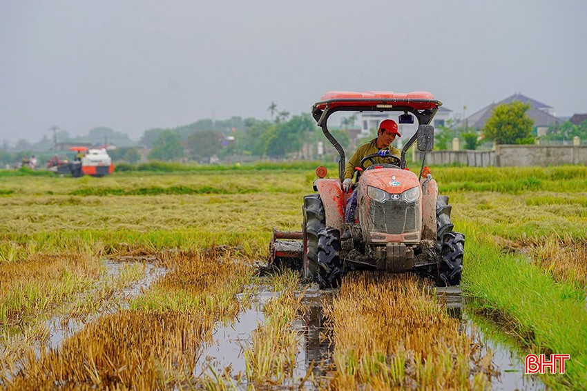 កសិករទាញយកអត្ថប្រយោជន៍ពីទឹកដែលមានក្នុងស្រែ ហើយចាប់ផ្តើមភ្ជួរដីនៅតំបន់ដែលការប្រមូលផលបានបញ្ចប់។ bqbht_br_z6646325957435-9d55474cb9f5cf2db1e7fd9f33416ac4.jpg