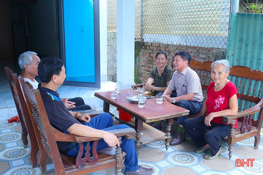 Chị Tống Thị Hoa Mai (người ngồi trong cùng) chia sẻ niềm vui được an cư trong ngôi nhà mới. bqbht_br_img-2879.jpg