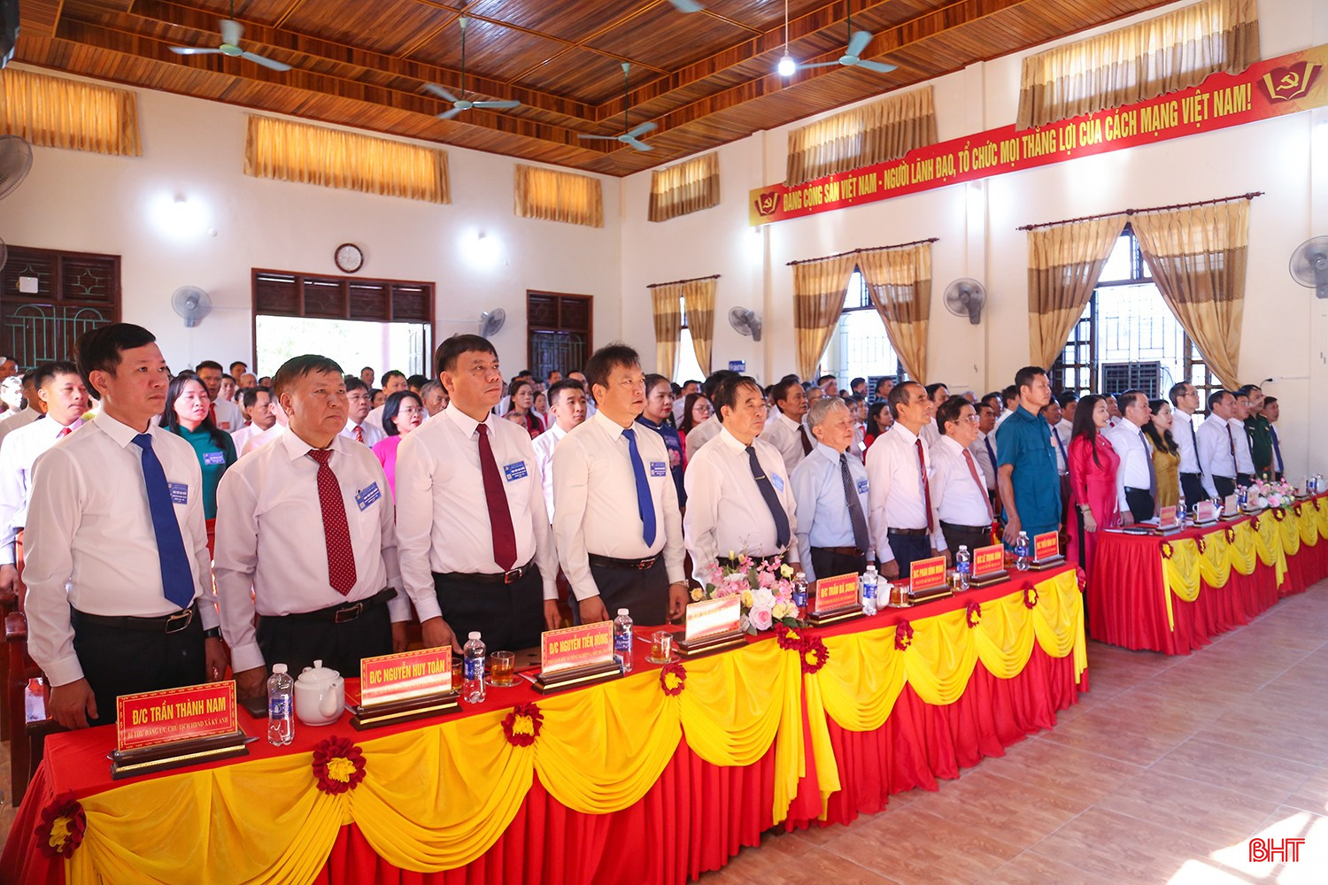 Các đại biểu thực hiện nghi lễ chào cờ. Các đại biểu thực hiện nghi lễ chào cờ.