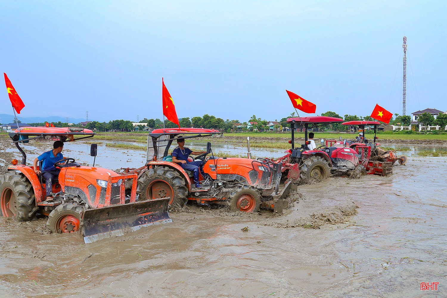Xã Cẩm Lạc cũ ra quân thực hiện tập trung, chuyển đổi ruộng đất cho vụ xuân năm 2025. bqbht_br_img-4986.jpg