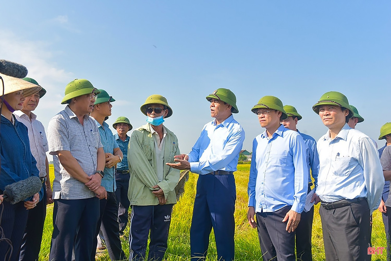 ប្រធានគណៈកម្មាធិការប្រជាជនខេត្ត លោក Vo Trong Hai និងគណៈប្រតិភូបានត្រួតពិនិត្យគំរូស្រូវគុណភាពខ្ពស់នៅសហករណ៍សេវាកម្ម និងពាណិជ្ជកម្ម Ha Vang (ឃុំ Can Loc)។ bqbht_br_image-92.jpg