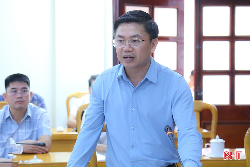 Phó Chủ tịch UBND huyện Cẩm Xuyên Lê Ngọc Hà thông tin các giải pháp đảm bảo sản xuất hè thu tại địa phương theo khung kế hoạch của tỉnh. bqbht_br_img-2177-9154.jpg