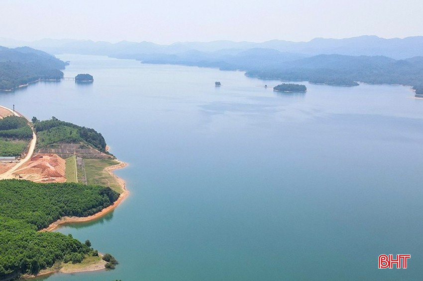 Ke Go reservoir (Cam Xuyen district) is currently at elevation 28.68/32.5m (reaching 70% of design capacity). bqbht_br_nang-cap-ho-ke-go-8c.jpg