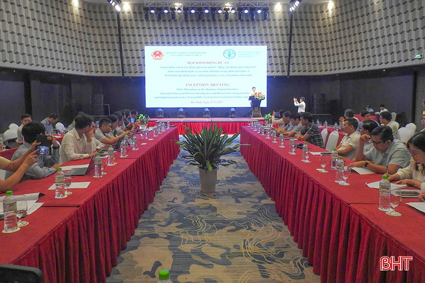 Toàn cảnh lễ khởi động Dự án "Giảm thiểu rủi ro tác động giữa con người, động vật thông qua sáng kiến kiểm soát dịch bệnh, ATSH trong chăn nuôi lợn" tại Hà Tĩnh vào cuối tháng 5 vừa qua. bqbht_br_z6649570364475-bd10dd2a4dd916432cd5060d8cf30503.jpg