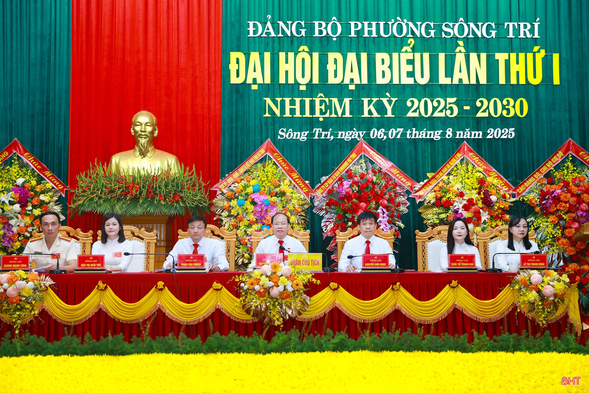 Đoàn chủ tịch điều hành đại hội. bqbht_br_ag7a9996.jpg