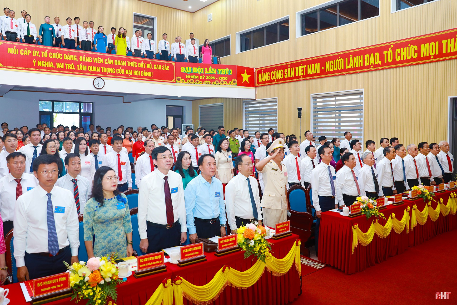 Các đại biểu thực hiện nghi thức chào cờ. bqbht_br_ag7a9947.jpg