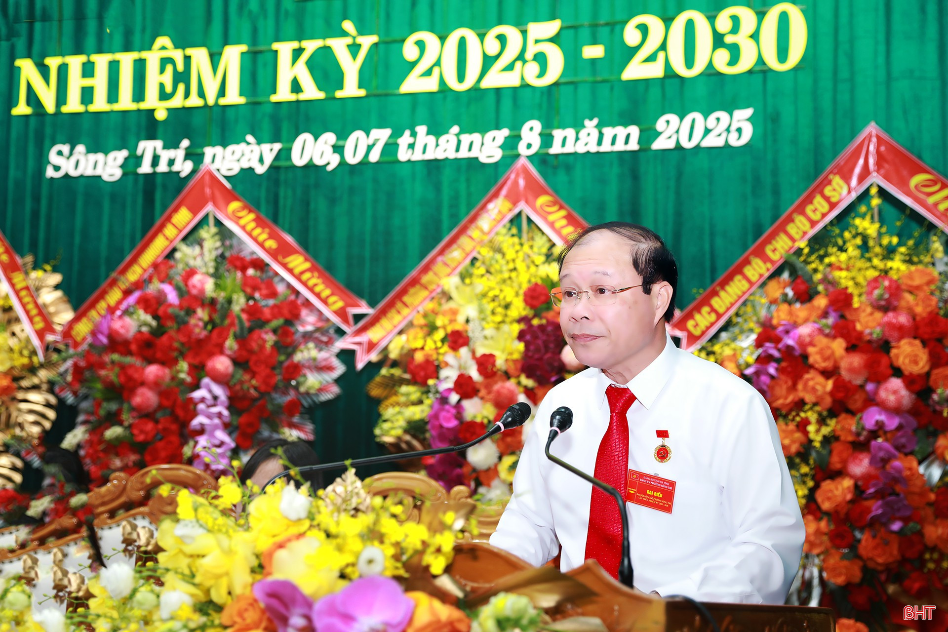 Đồng chí Nguyễn Hoài Sơn - Bí thư Đảng ủy, Chủ tịch HĐND phường Sông Trí trình bày dự thảo báo cáo chính trị. bqbht_br_ag7a9970.jpg