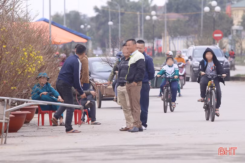 Đi “chợ” cây cảnh, nhiều người dân Hà Tĩnh vẫn không đeo khẩu trang