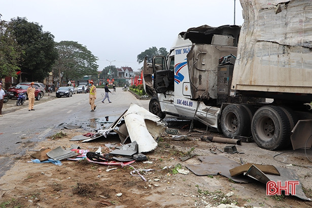 Xe đầu kéo lao lên dải phân cách ở thị trấn Vũ Quang