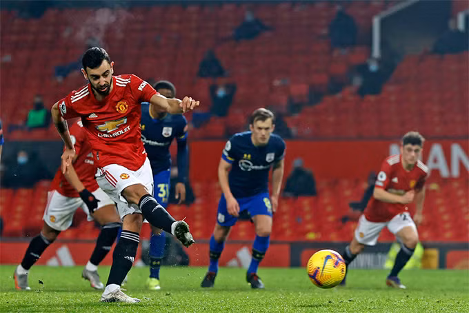 M.U thắng 9-0, vươn lên bằng điểm Man City