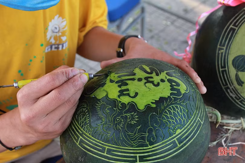 Chim bay phượng múa trên trái cây ngày tết ở Hà Tĩnh