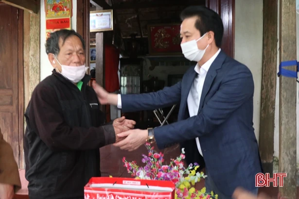 Lãnh đạo Hà Tĩnh tặng quà tết cho người có công, gia đình chính sách ở các địa phương