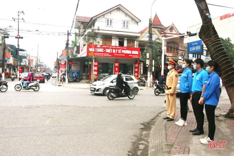 6 ngày ra quân, Công an TP Hà Tĩnh nhắc nhở, xử phạt 42 trường hợp dừng, đỗ xe sai quy định