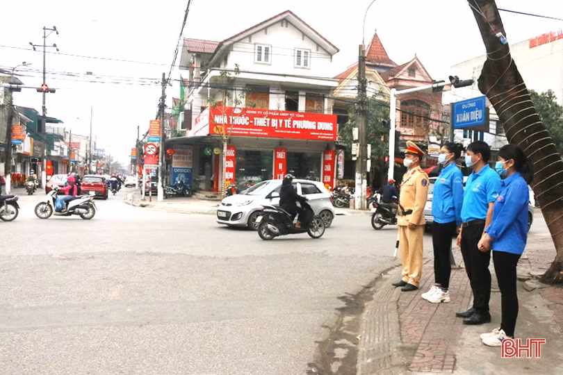 6 ngày ra quân, Công an TP Hà Tĩnh nhắc nhở, xử phạt 42 trường hợp dừng, đỗ xe sai quy định