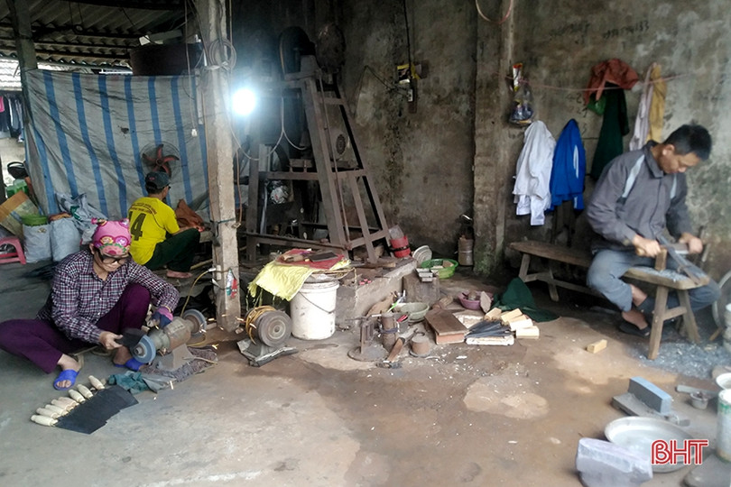 Thợ rèn Trung Lương đốt lò suốt ngày vẫn không kịp hàng phục vụ tết