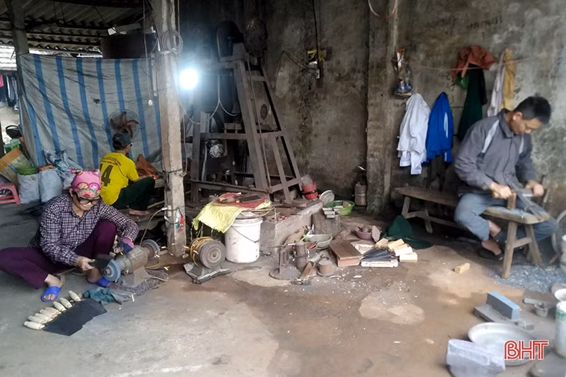 Thợ rèn Trung Lương đốt lò suốt ngày vẫn không kịp hàng phục vụ tết