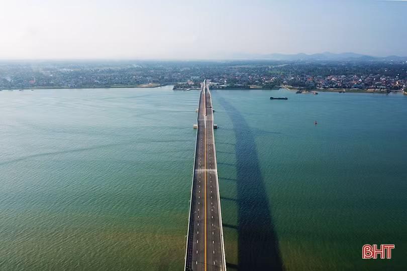 Phương tiện lưu thông qua cầu Cửa Hội từ sáng 6/2