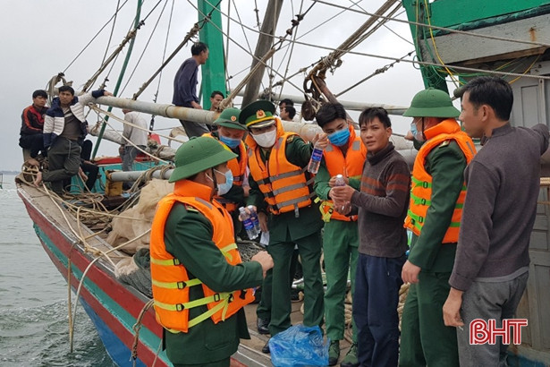Ứng cứu 8 ngư dân trên tàu bị cháy khi đang đánh bắt ở vùng biển Hà Tĩnh