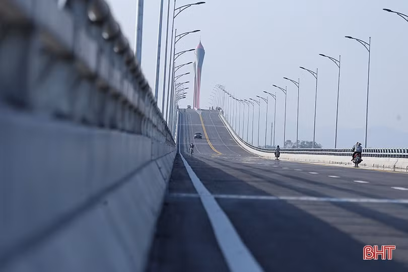 Phương tiện lưu thông qua cầu Cửa Hội từ sáng 6/2