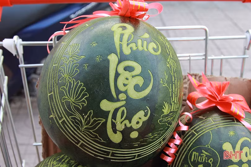 Chim bay phượng múa trên trái cây ngày tết ở Hà Tĩnh