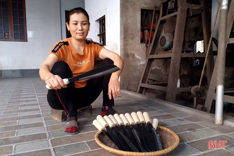 Thợ rèn Trung Lương đốt lò suốt ngày vẫn không kịp hàng phục vụ tết