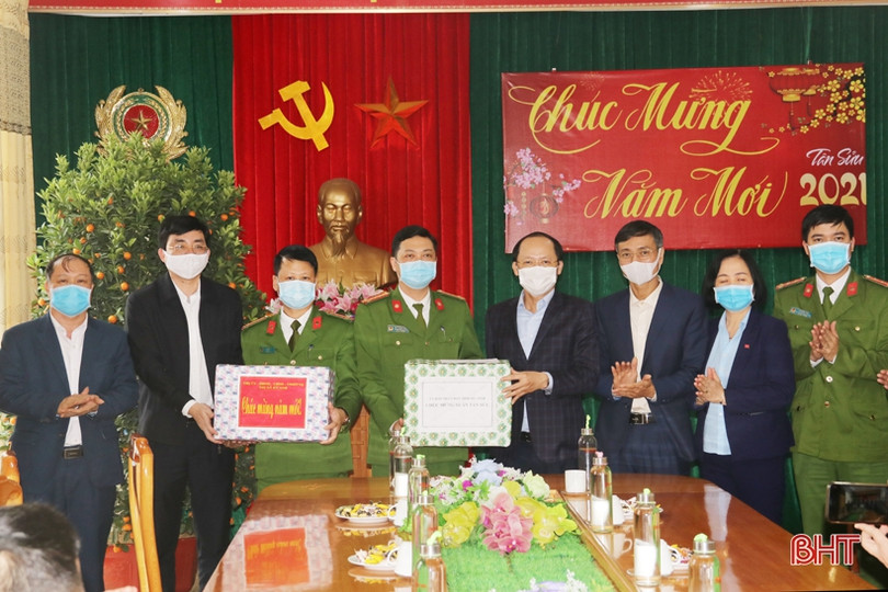 Phó Chủ tịch Thường trực UBND tỉnh chúc tết, tặng quà gia đình người có công ở TX Kỳ Anh