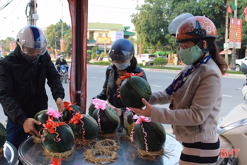 Chim bay phượng múa trên trái cây ngày tết ở Hà Tĩnh