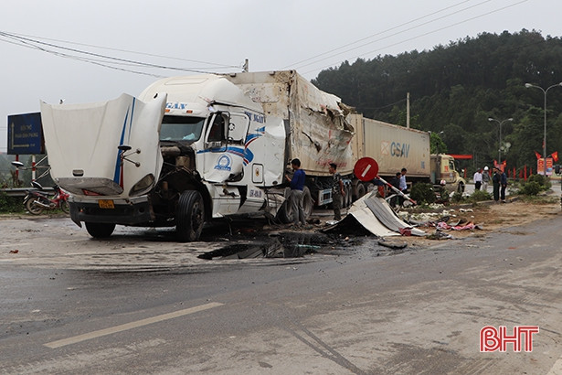 Xe đầu kéo lao lên dải phân cách ở thị trấn Vũ Quang