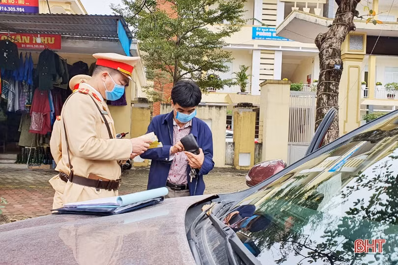 Công an TP Hà Tĩnh xử phạt 35 trường hợp dừng, đỗ xe sai quy định