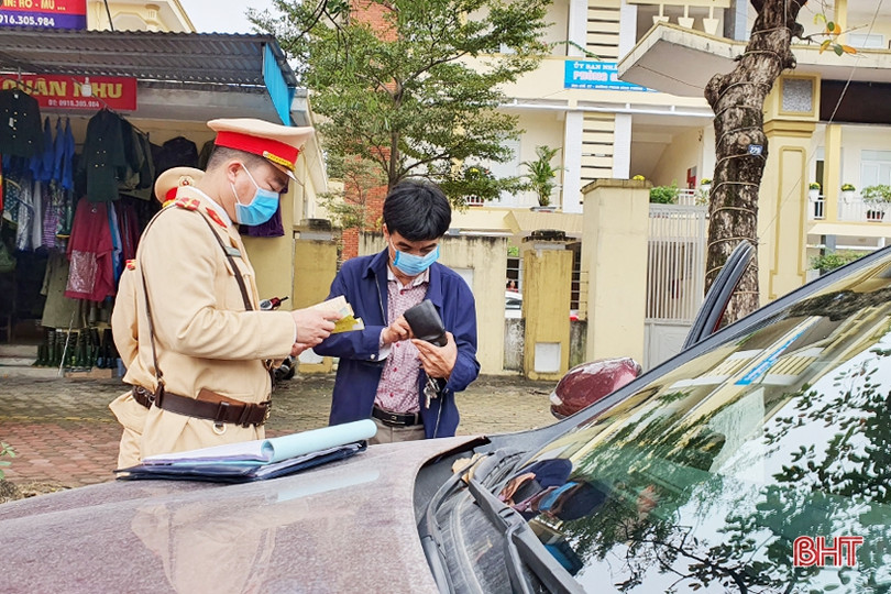 Công an TP Hà Tĩnh xử phạt 35 trường hợp dừng, đỗ xe sai quy định