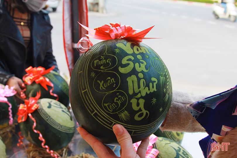 Chim bay phượng múa trên trái cây ngày tết ở Hà Tĩnh