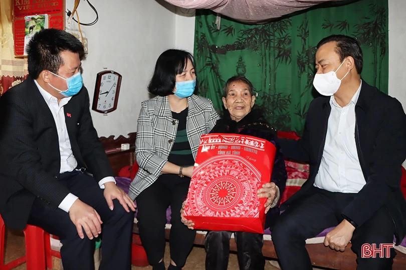 Lãnh đạo Hà Tĩnh tặng quà tết cho người có công, gia đình chính sách ở các địa phương