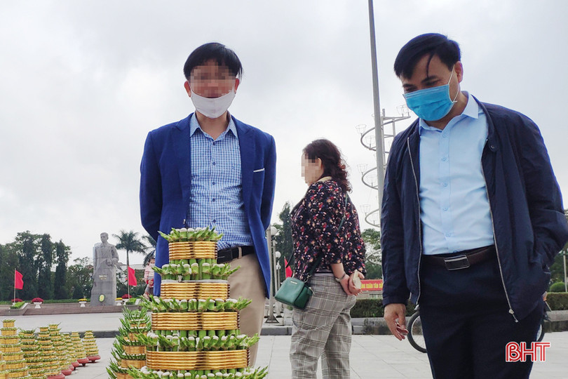 Đi “chợ” cây cảnh, nhiều người dân Hà Tĩnh vẫn không đeo khẩu trang