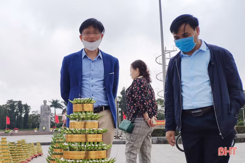 Đi “chợ” cây cảnh, nhiều người dân Hà Tĩnh vẫn không đeo khẩu trang