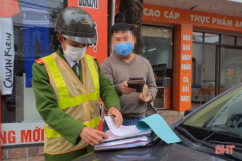 6 ngày ra quân, Công an TP Hà Tĩnh nhắc nhở, xử phạt 42 trường hợp dừng, đỗ xe sai quy định