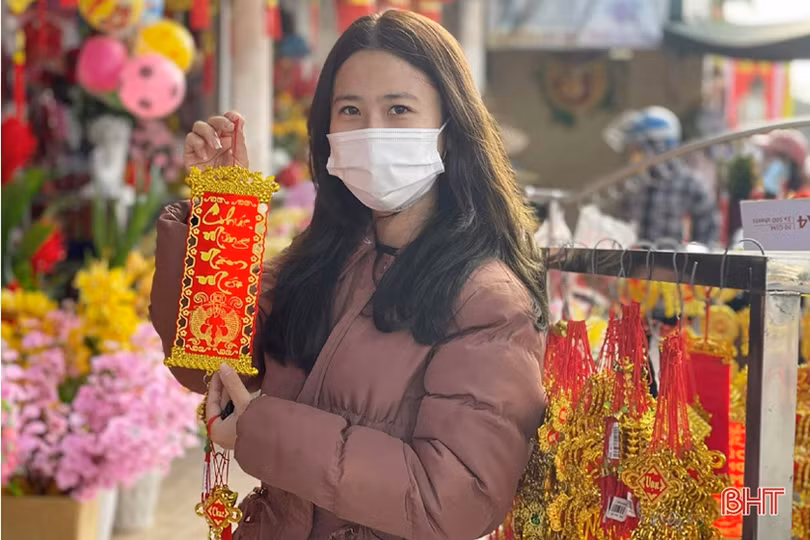 Phụ kiện trang trí tết đa dạng, người tiêu dùng Hà Tĩnh thỏa sức lựa chọn