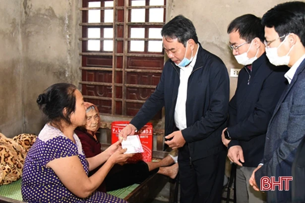 Lãnh đạo Hà Tĩnh tặng quà tết cho người có công, gia đình chính sách ở các địa phương