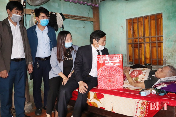 Trao quà tết cho gia đình chính sách ở Vũ Quang