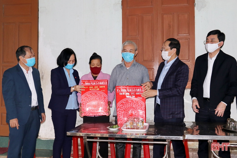 Phó Chủ tịch Thường trực UBND tỉnh chúc tết, tặng quà gia đình người có công ở TX Kỳ Anh