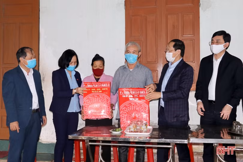 Phó Chủ tịch Thường trực UBND tỉnh chúc tết, tặng quà gia đình người có công ở TX Kỳ Anh