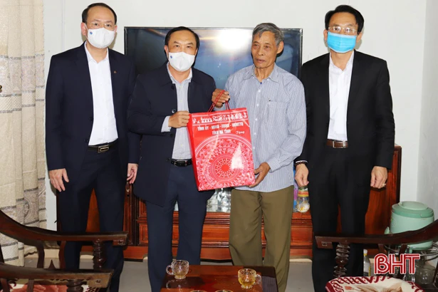 Trưởng ban Tổ chức Tỉnh ủy tặng quà các đối tượng chính sách ở Nghi Xuân