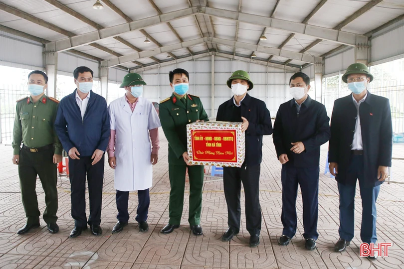 Bí thư Tỉnh ủy Hà Tĩnh tặng quà, động viên cán bộ, chiến sĩ làm nhiệm vụ ở khu cách ly tập trung TX Kỳ Anh