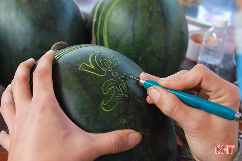 Chim bay phượng múa trên trái cây ngày tết ở Hà Tĩnh