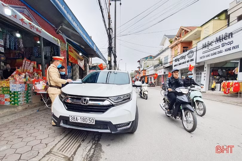 Công an TP Hà Tĩnh xử phạt 35 trường hợp dừng, đỗ xe sai quy định