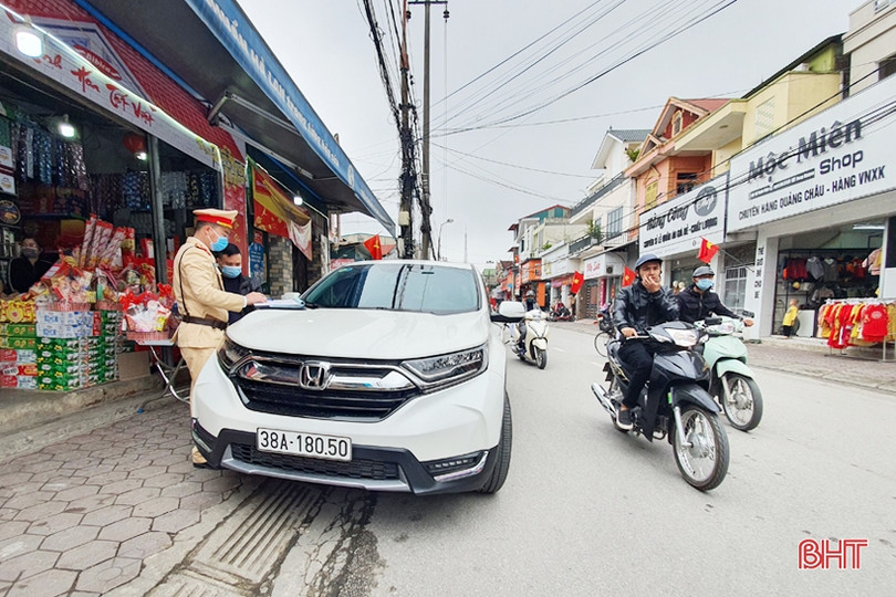 Công an TP Hà Tĩnh xử phạt 35 trường hợp dừng, đỗ xe sai quy định