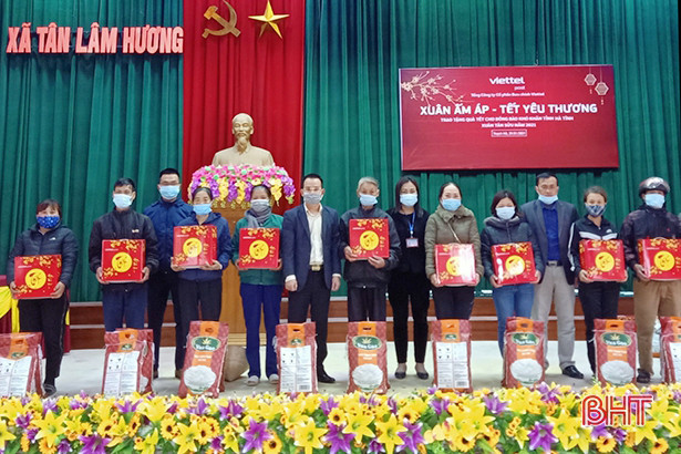 Bưu chính Viettel Hà Tĩnh tặng quà tết cho hộ nghèo, nạn nhân da cam