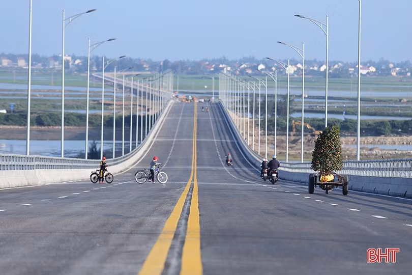 Phương tiện lưu thông qua cầu Cửa Hội từ sáng 6/2