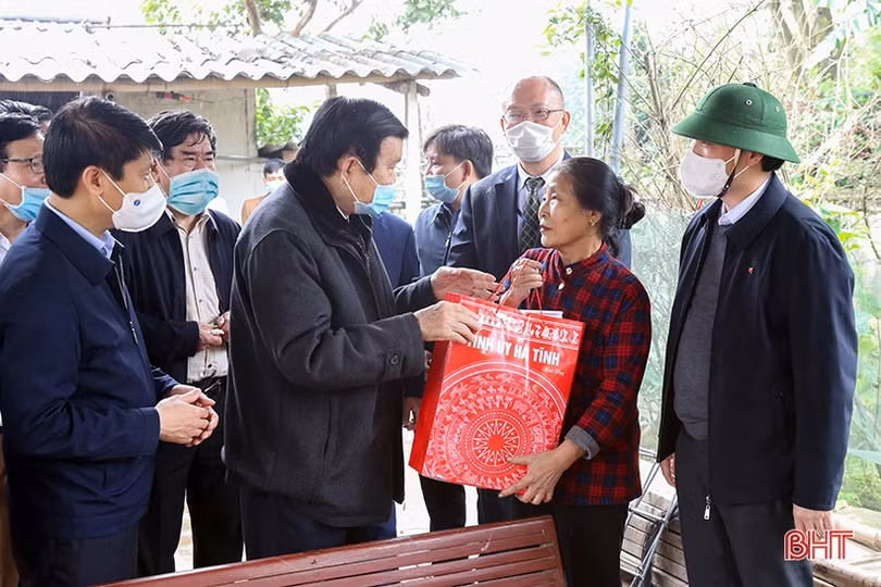 Nguyên Chủ tịch nước Trương Tấn Sang chúc tết tại Hà Tĩnh