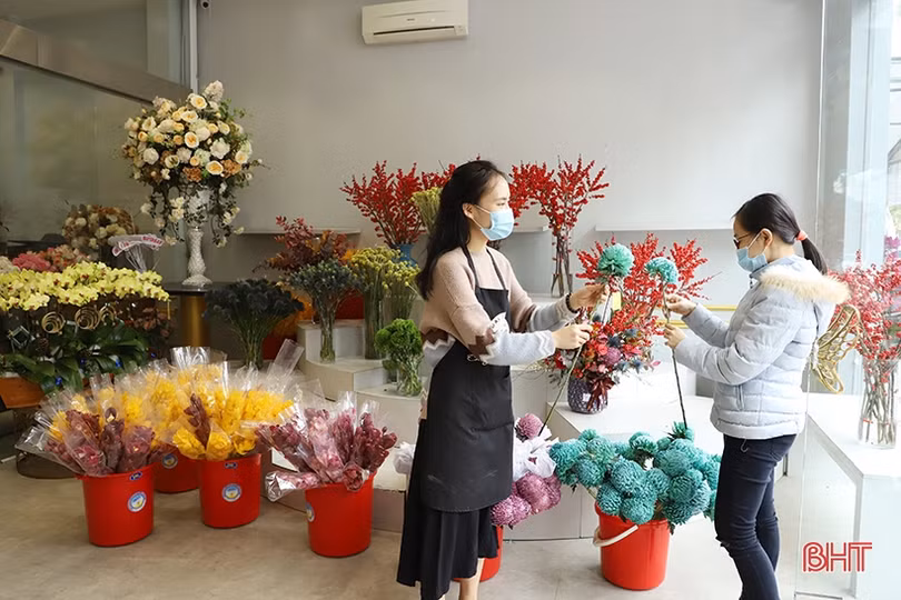 Muôn kiểu hoa lạ “đổ bộ” thị trường Hà Tĩnh