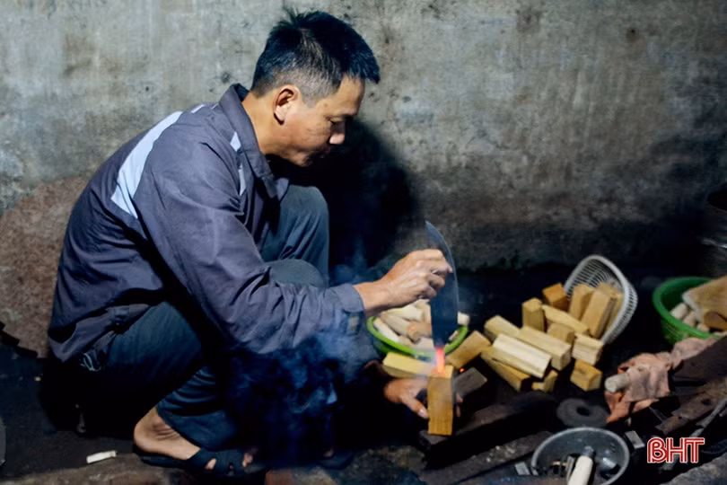 Thợ rèn Trung Lương đốt lò suốt ngày vẫn không kịp hàng phục vụ tết